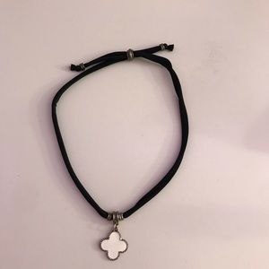 ADJUSTABLE WHITE NECKLACE/CHOKER